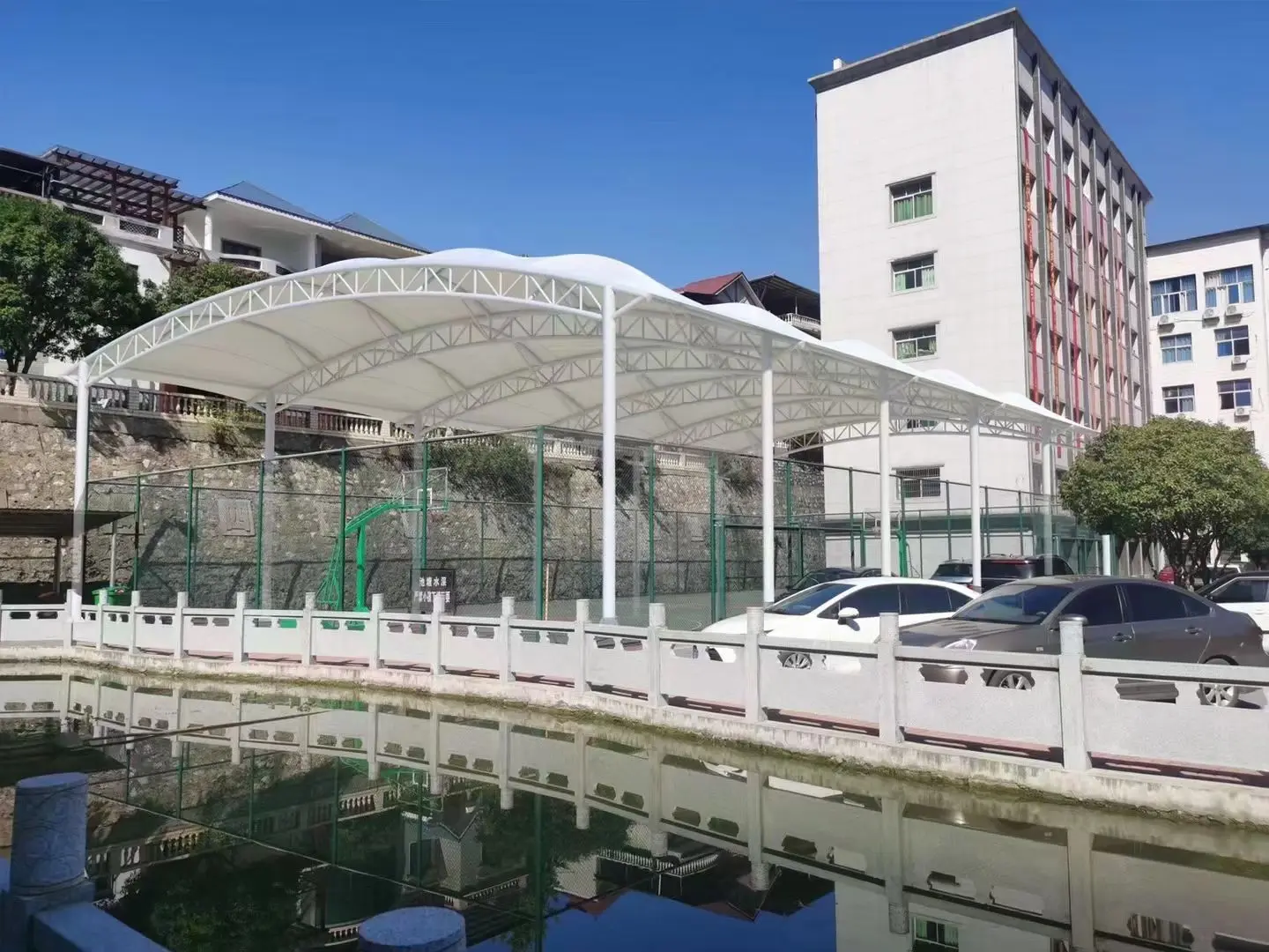 贵州凯里园区停车棚总在漏水生锈？源头膜结构厂家：按本地气候选材，避开三大坑